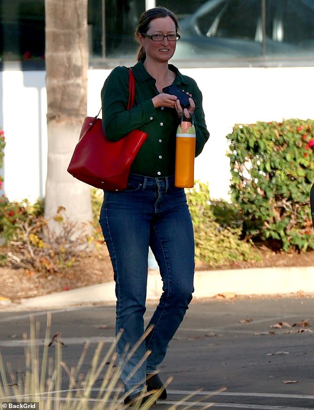 Fry also donned a pair of black flats and easily carried a vibrant red bag over her shoulder to hold items she would need during the day trip