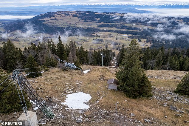 There are growing concerns that skiing in the European Alps will become impossible as the number of days with snow cover decreases. This was the scene at the closed Dent-de-Vaulion ski lift on February 2, amid a lack of snow at altitudes below 1500 meters