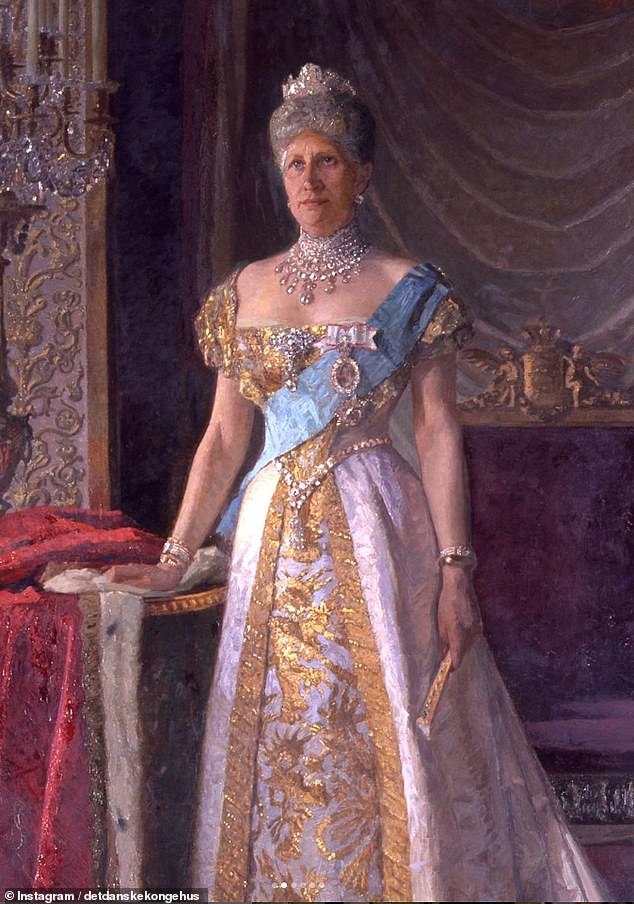 Queen Lovisa of Denmark wore the diamonds in their original format – a belt – in 1911