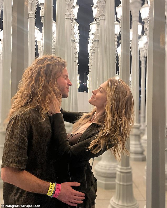 The couple also posed sweetly outside at the Los Angeles County Museum of Art