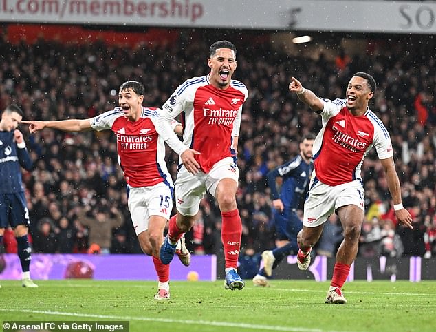 Arsenal scored two goals from corners as they defeated Manchester United 2-0 on Wednesday