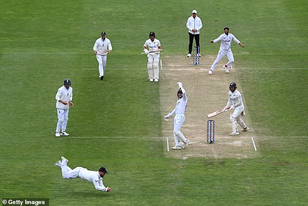 Ben Duckett took a catch to dismiss Tom Blundell after the wicketkeeper's fighting century