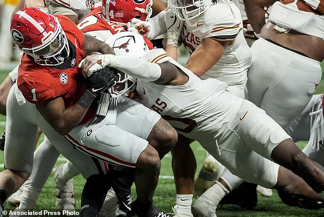 Georgia running back Trevor Etienne (1) runs into the end zone for a game-winning touchdown