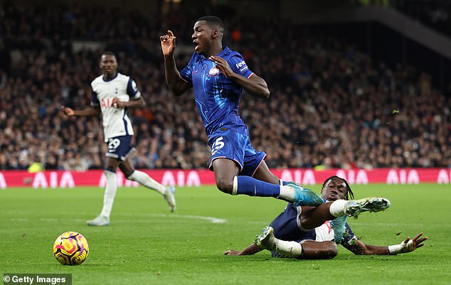 Yves Bissouma knocked out Moises Caicedo and conceded Palmer's first penalty