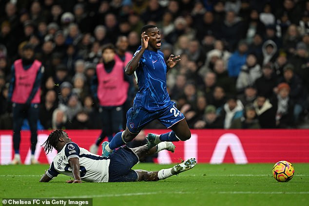 Caicedo went flying and the referee did not hesitate to point to the penalty spot