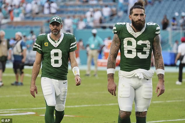 New York Jets quarterback Aaron Rodgers (8) and tight end Tyler Conklin (83) leave the field