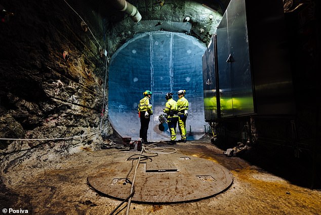 When all holes contain a bushing and the bushings are insulated with bentonite clay buffers, the entire tunnel is filled with clay and sealed