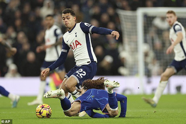 The Spaniard went down twice early and Spurs scored after both errors, taking a 2-0 lead