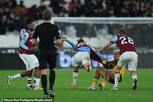 1733783671 315 Wolves captain Mario Lemina THROWS West Ham star Jarrod Bowen