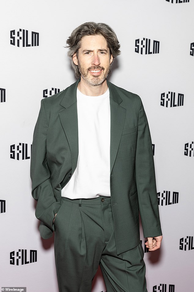 Jason Reitman preferred a gray-green suit, which he styled with a simple white sweatshirt. He was honored with the Nion McEvoy & Leslie Berriman Award for Storytelling