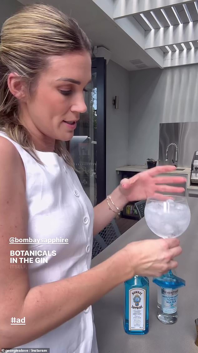 On Sunday, Georgia showed via her Instagram Stories how she makes another summer afternoon cocktail, without a wedding ring