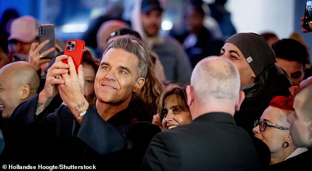 Robbie took selfies with fans