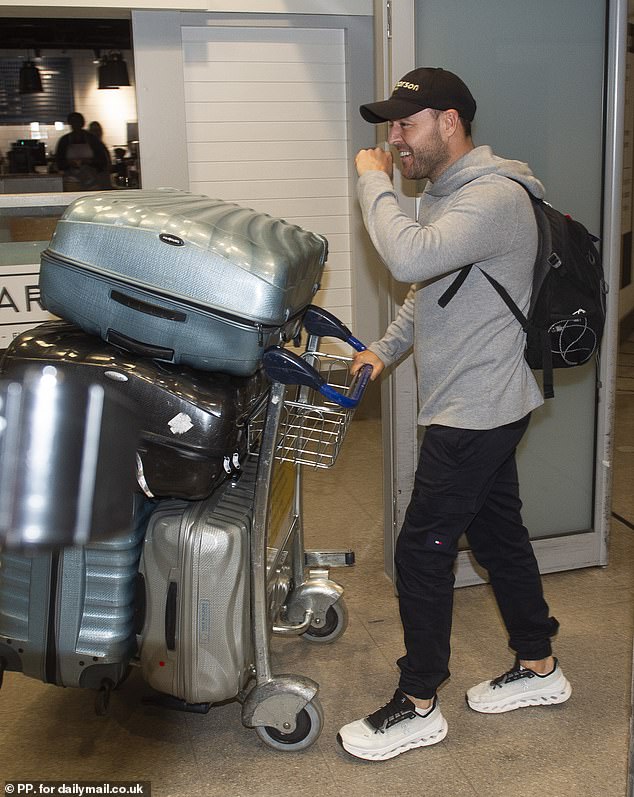 Alan opted for a comfortable outfit for his long-haul flight, wearing a gray hoodie and black sweatpants, while he added trainers and a baseball cap