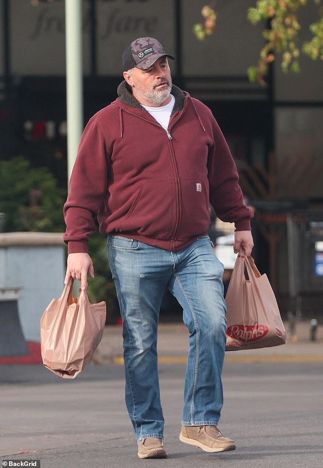 The actor left the store with two loaded shopping bags