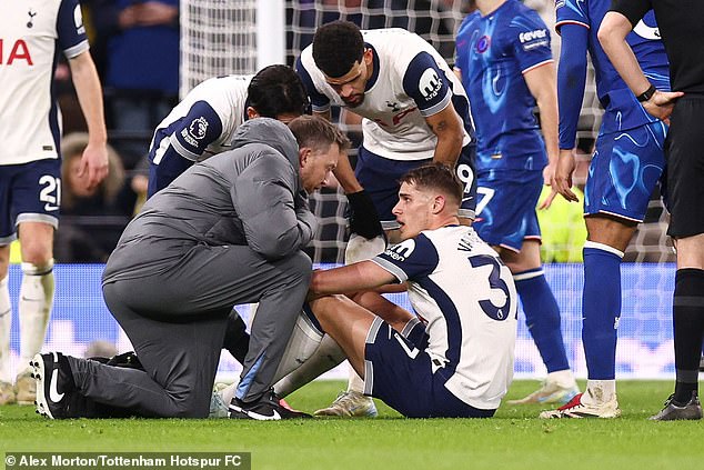 Micky van de Ven suffered another injury setback in the final phase against Chelsea