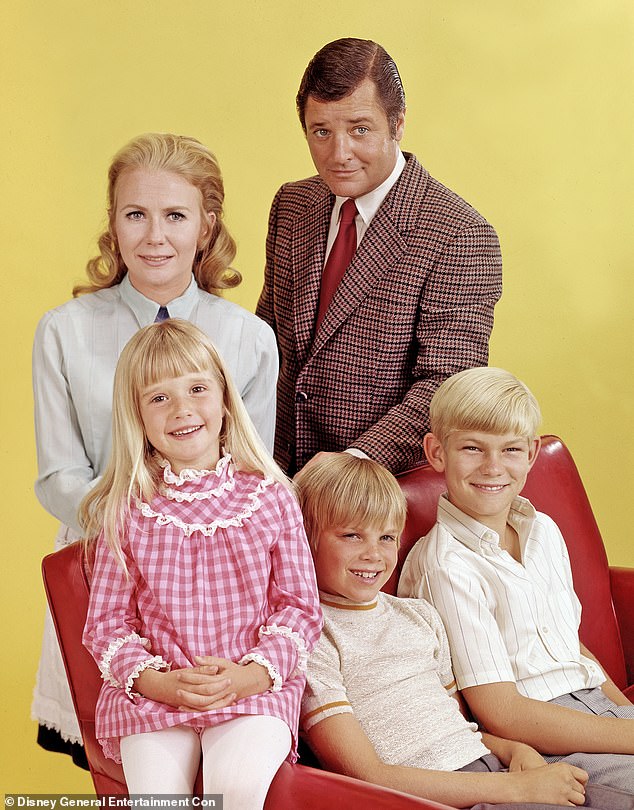 Mills (Nanny) with Kim Richards (Prudence), Richard Long (the Professor), Trent Lehman (Butch), David Doremus (Hal) in Nanny And The Professor