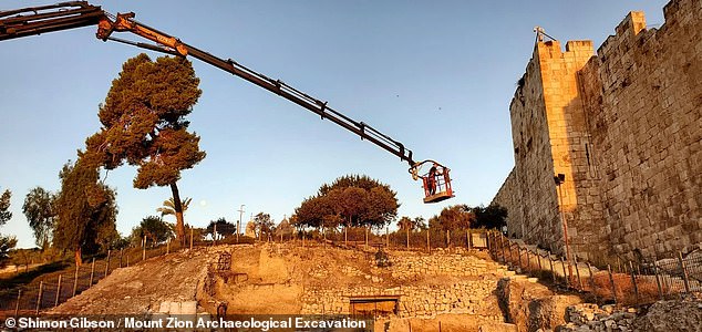 Above, Prof. Gibson observes another excavation on Mount Zion from a crane – not far from where the IAA and the German Protestant Institute of Archeology found the Chinese porcelain.