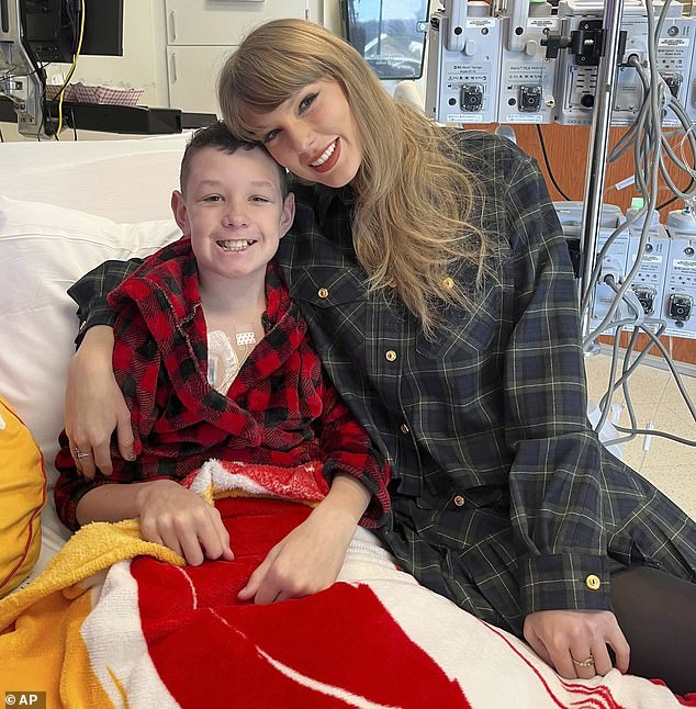 The 35-year-old singer went to a Children's Mercy Hospital in Kansas City last Thursday to spend some time with patients and their family members.