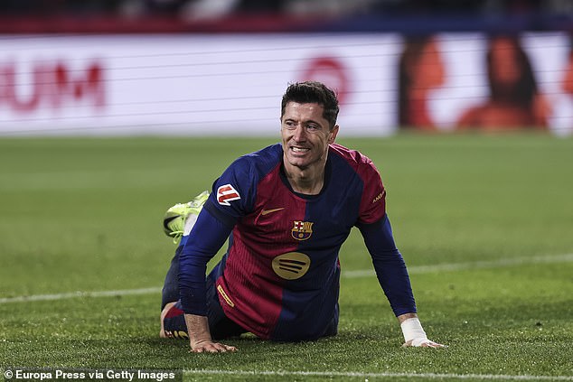 Barcelona striker Robert Lewandowski feels the tension when his team loses at home on Saturday