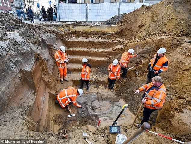 Flaccus' cremated remains were found in a burial pit, accompanied by several artifacts, including a bronze bathing tool called 'strigil', pottery shards, and a set of terra sigillata slabs.