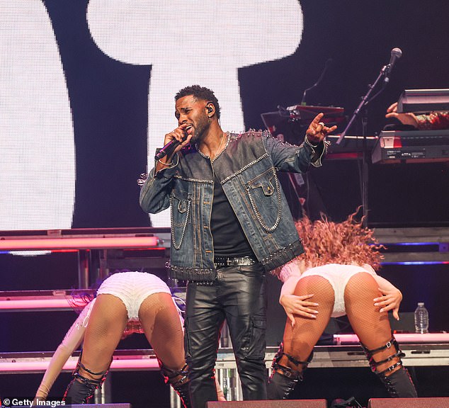 Derulo was accompanied by scantily clad dancers