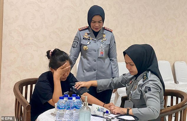 Mary Jane Veloso receives a health check from Indonesian Jakarta Women officials; Prison before being transferred to the Philippines