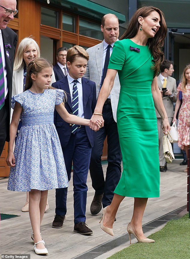 When she went to Wimbledon in the summer of 2023, Charlotte once again made her taste for her favorite design known by opting for a light floral dress speckled with blue flowers.