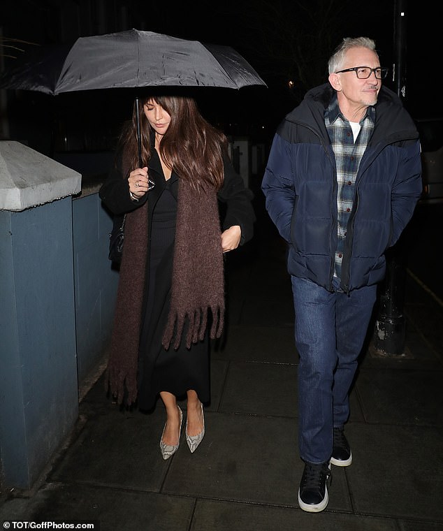 Danielle looked stunning in a black skirt and snakeskin heels paired with a chunky knit brown scarf