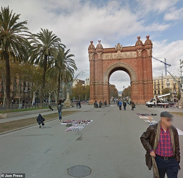 Arc de Triomf, installed for the 1888 World's Fair in Barcelona, ​​still attracts many tourists and street vendors, but also sees its fair share of opportunistic thieves