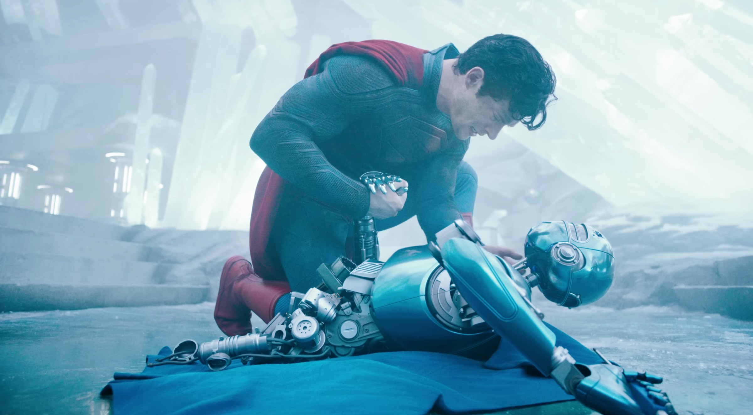 Superman holds a dying robot in the 2025 film