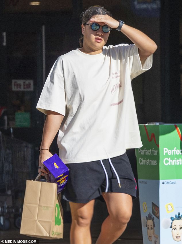 For the outing, Sam kept it casual in an oversized white T-shirt and black shorts, which she teamed with a pair of black slides.