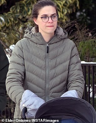 During her last outing before the Christmas holidays, Jay was seen wearing dark gray leggings and a gray puffer coat.