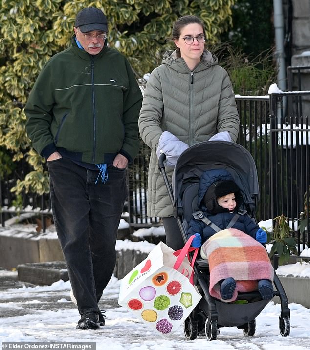 Slater's ex-wife was also accompanied by her father as the trio ran a few errands, including grabbing a hot drink from a local coffee shop.