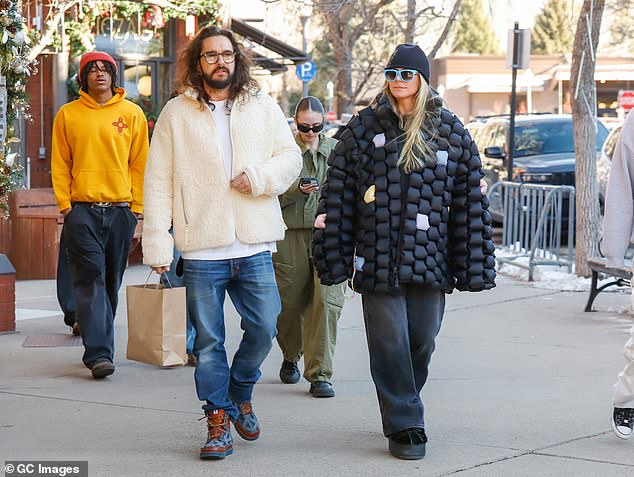 Tom looked just as relaxed, but contrasted with his Victoria's Secret Angel wife, opting for jeans and a white T-shirt under a white fleece