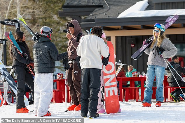 In addition to her daughters, Heidi was also accompanied at the foot of the mountain by her 18-year-old son Johan Riley Fyodor Taiwo Samuel (3-L) and the 19-year-old son Henry Günther Ademola Dashtu Samuel (4-L)