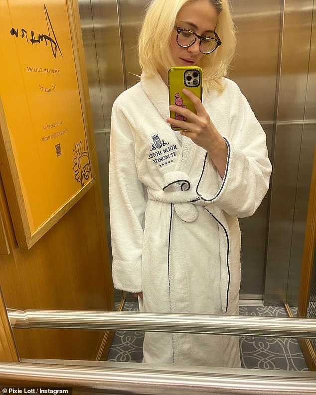 The Somebody's Daughter singer, dressed in a white hotel coat, posed for a new elevator mirror selfie on her way to the pool