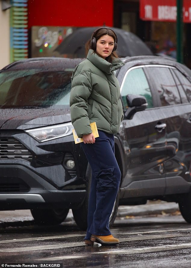 The daughter of Katie Holmes and Tom Cruise didn't miss a refreshing coffee stop during her outing as she appeared to be running some errands