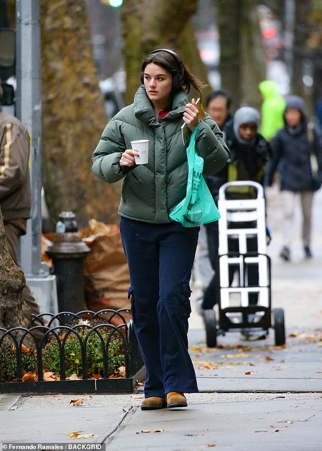 She wore headphones while on the road and carried a green shopping bag