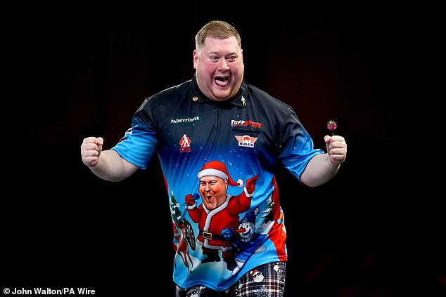 1734997231 740 Darts star Ricky Evans wins a Christmas cracker against Dave