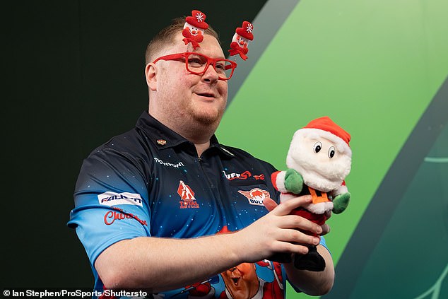 1734997232 124 Darts star Ricky Evans wins a Christmas cracker against Dave