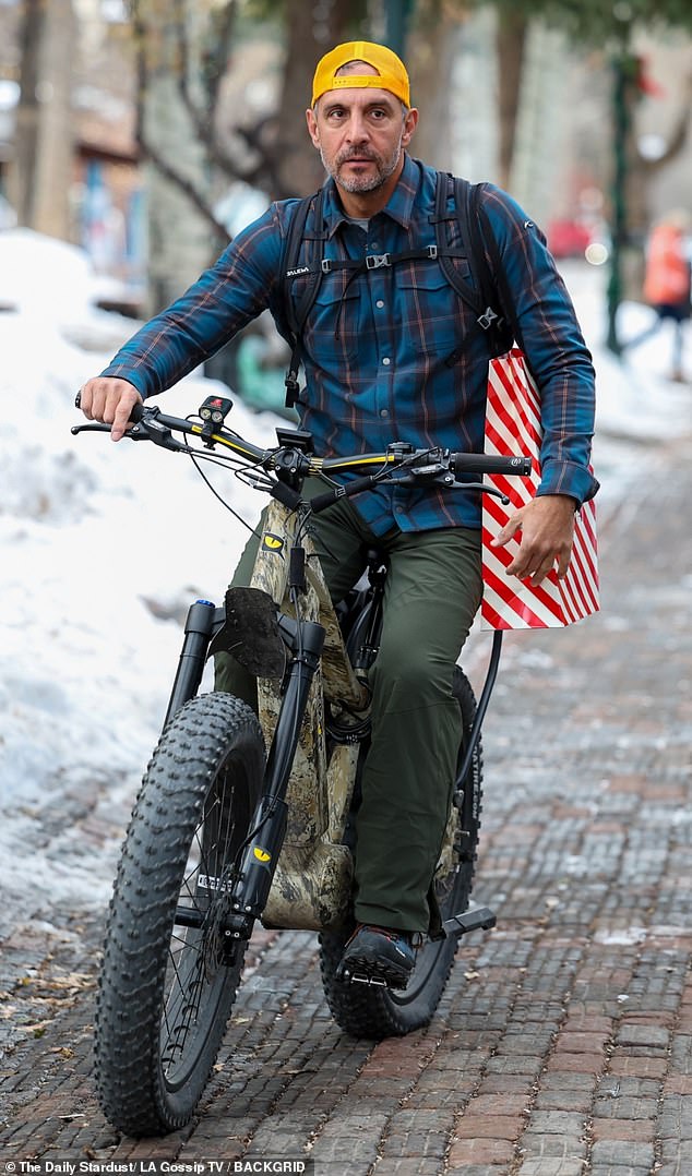 Kyle's estranged husband Mauricio Umansky, 54, took to the city streets on a camouflage fatbike