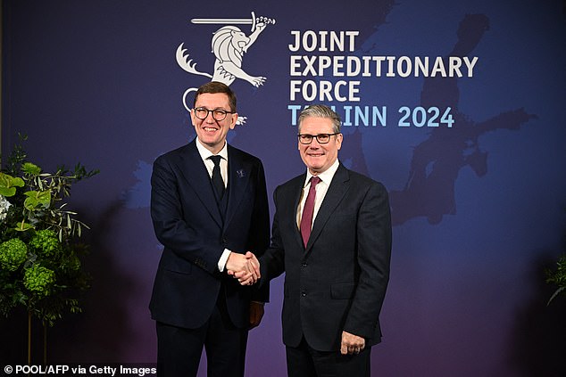 Estonian Prime Minister Kristen Michal (L) and British Prime Minister Keir Starmer shake hands on December 17, 2024 in Tallinn, Estonia