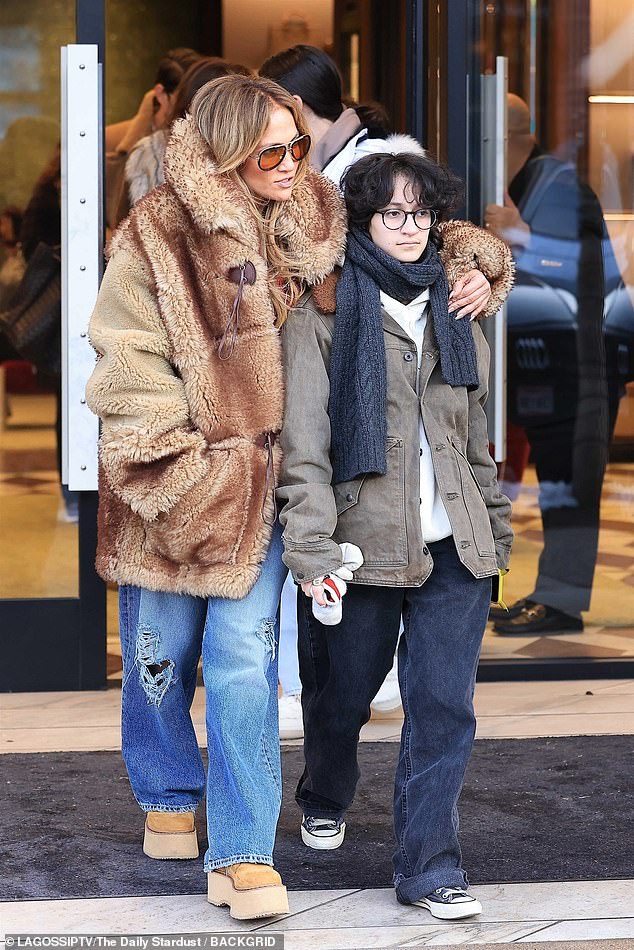 Jennifer looked warm and cozy as she emerged from a Gucci store, wearing a thick, furry brown coat with a high stand-up collar, as she wrapped an arm around Emme.