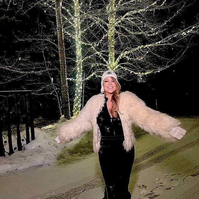 1735096124 546 Mariah Carey enjoys last minute holiday shopping in Aspen and shows