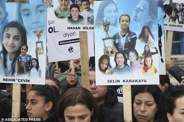 More than thirty members of a school volleyball team were killed when the hotel collapsed. In the photo: Family members of the students protest outside the court