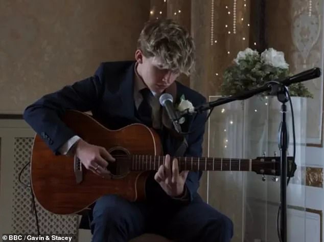 Oscar demonstrated his musical skills in the highly anticipated finale when he sang a beautiful rendition of The Beatles' Blackbird in the wedding scene