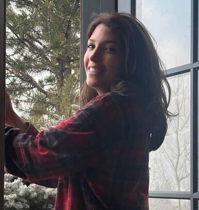 Lynda was seen here in her red plaid pajamas as she opened a window to her rental home