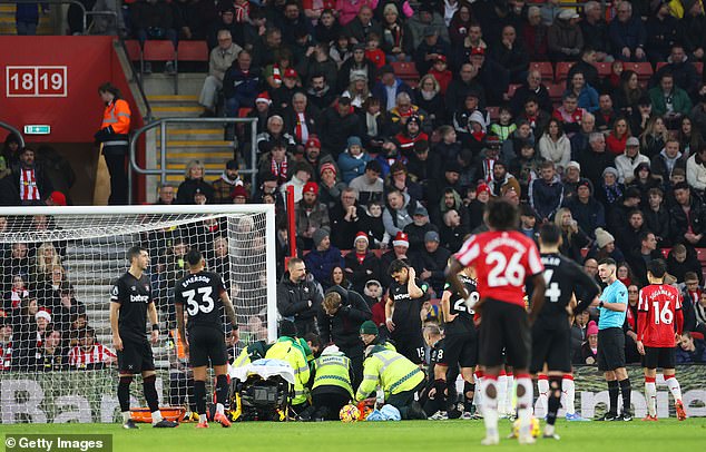 The incident had a long delay before Fabianski was replaced by teammate Alphonse Areola