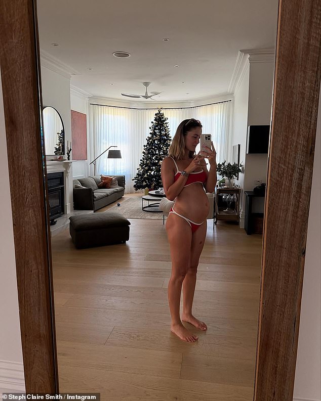 1735311934 876 Steph Claire Smith shows of her growing baby bump as