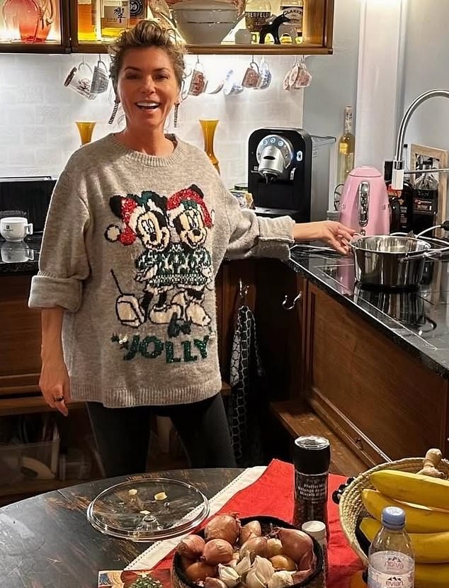 The 59-year-old singer ditched her signature made-up look as she celebrated Christmas Day in an oversized sweater and leggings